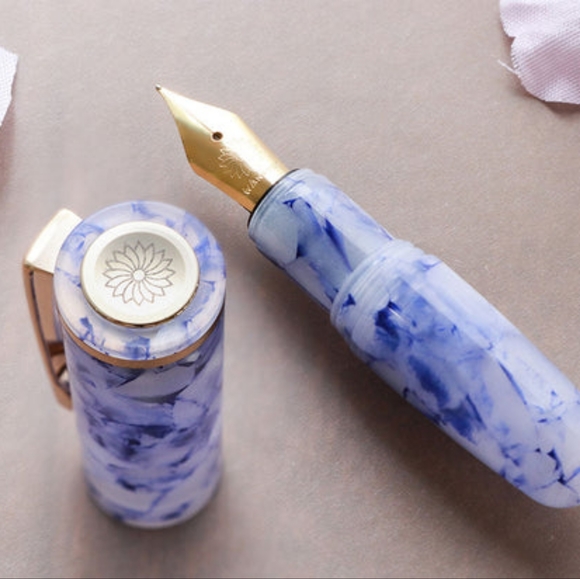 Mini fountain pen. Blue and white. Fine nib. - Picture 2 of 2